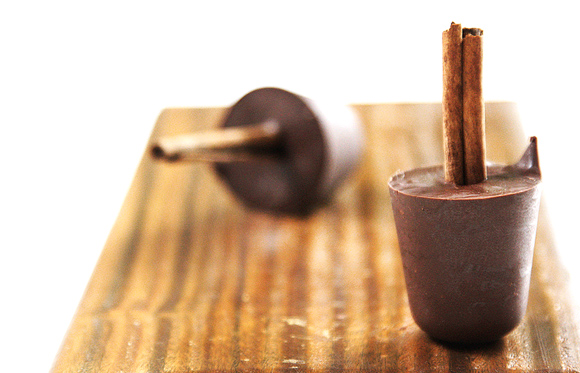 Chocolate quente no palito de canela