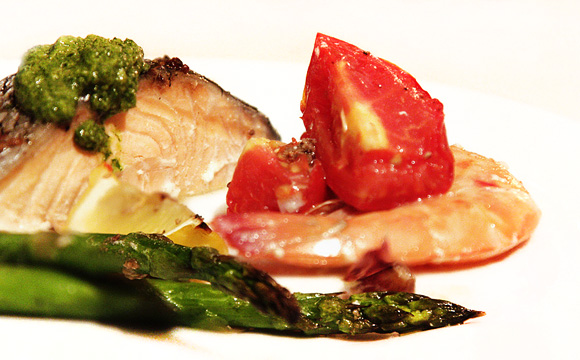 Bandeja de peixe com camarão e aspargos | DigaMaria