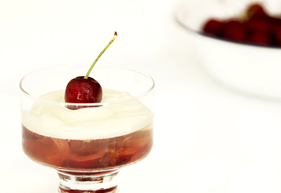 gelatina de espumante moscatel com cereja e creme de mascarpone