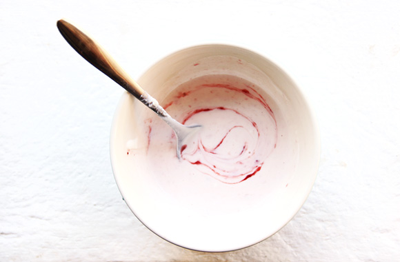 receita iogurte de morango com calda e pedaços caseiro