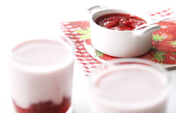 receita iogurte de morango com calda e pedaços caseiro