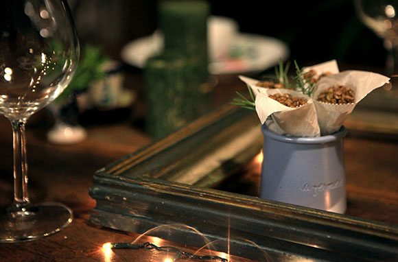 lentilha crocante em mesa festiva com taça de vinho
