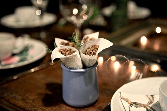 lentilha crocante com alecrim em mesa festiva